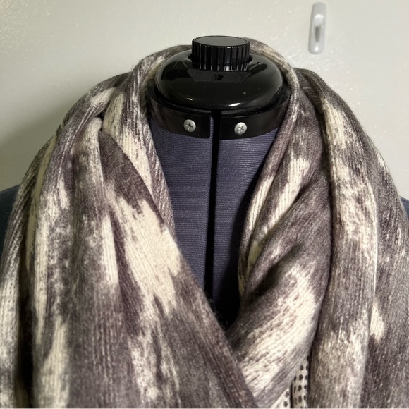 MICHAEL Michael Kors Infinity Scarf Cream Gray Geometric - Picture 2 of 10